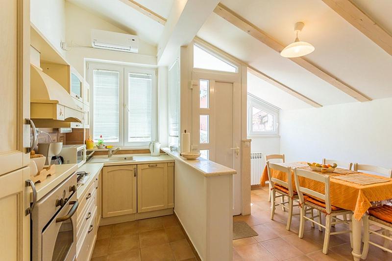 Heritage Dvori with garden, free parking next to sea beautiful location