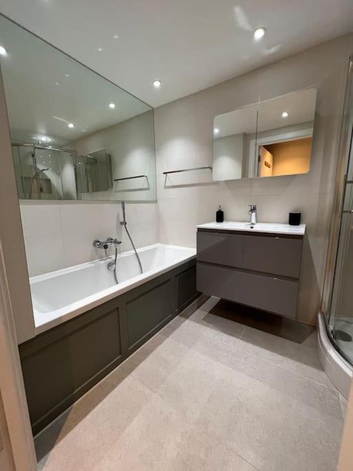 2Bed Stratford Apt with Easy Access to Central London, O2, ExCel, Parking Nearby
