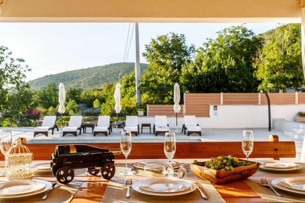 Villa in Omiš inland/4 stars+heated pool view 2