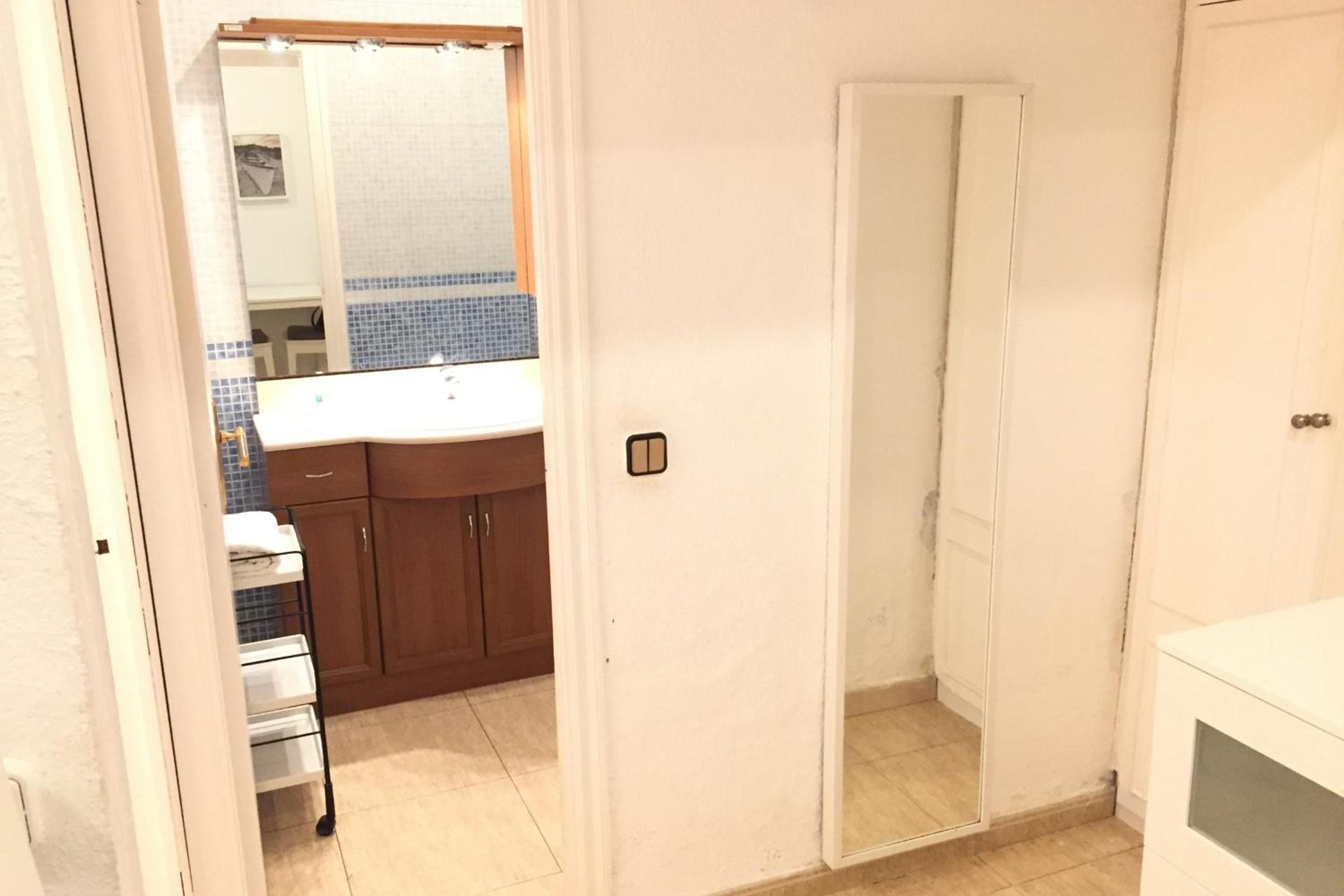 NEW! Cute apartment near metro