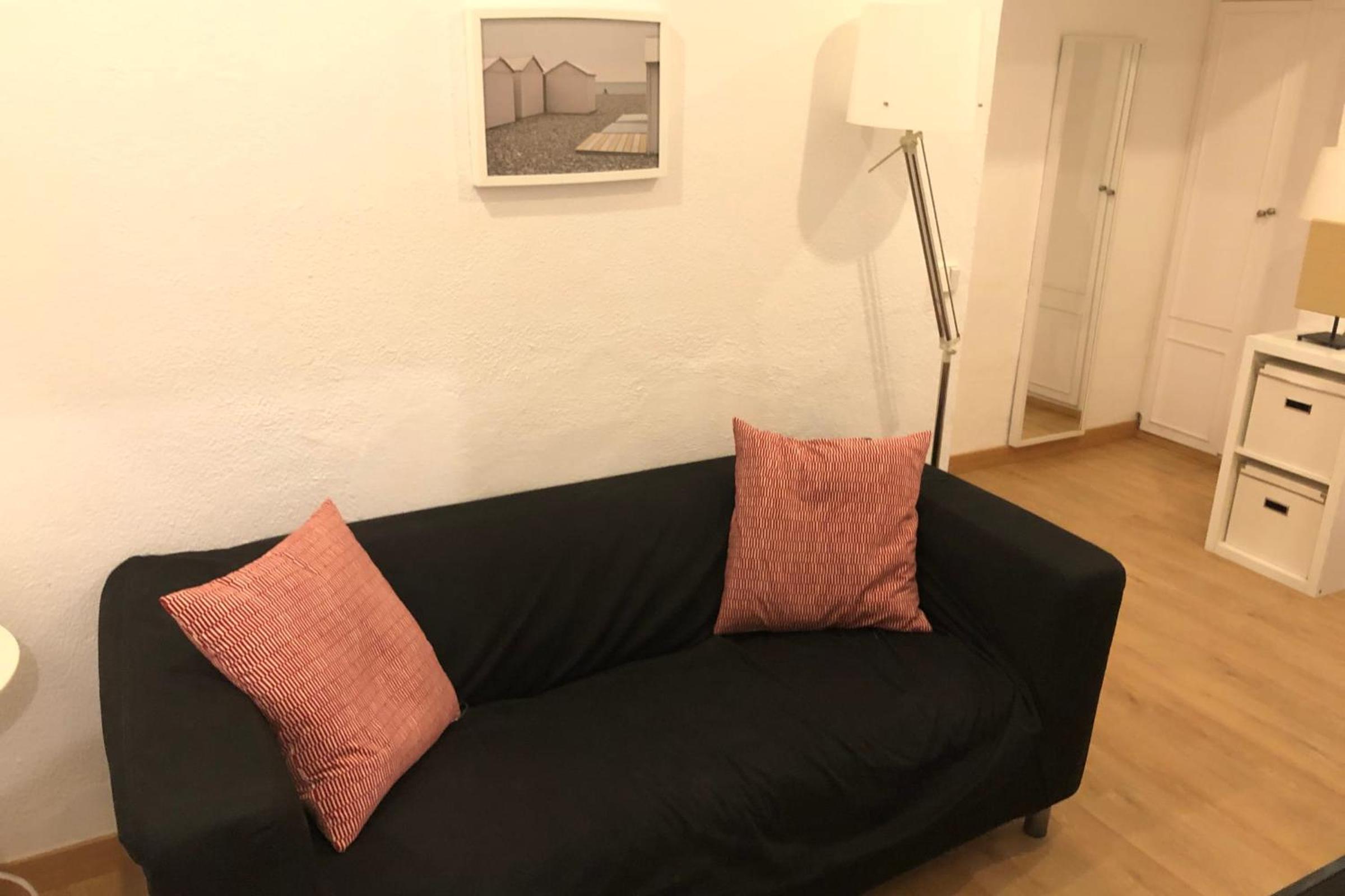 NEW! Cute apartment near metro