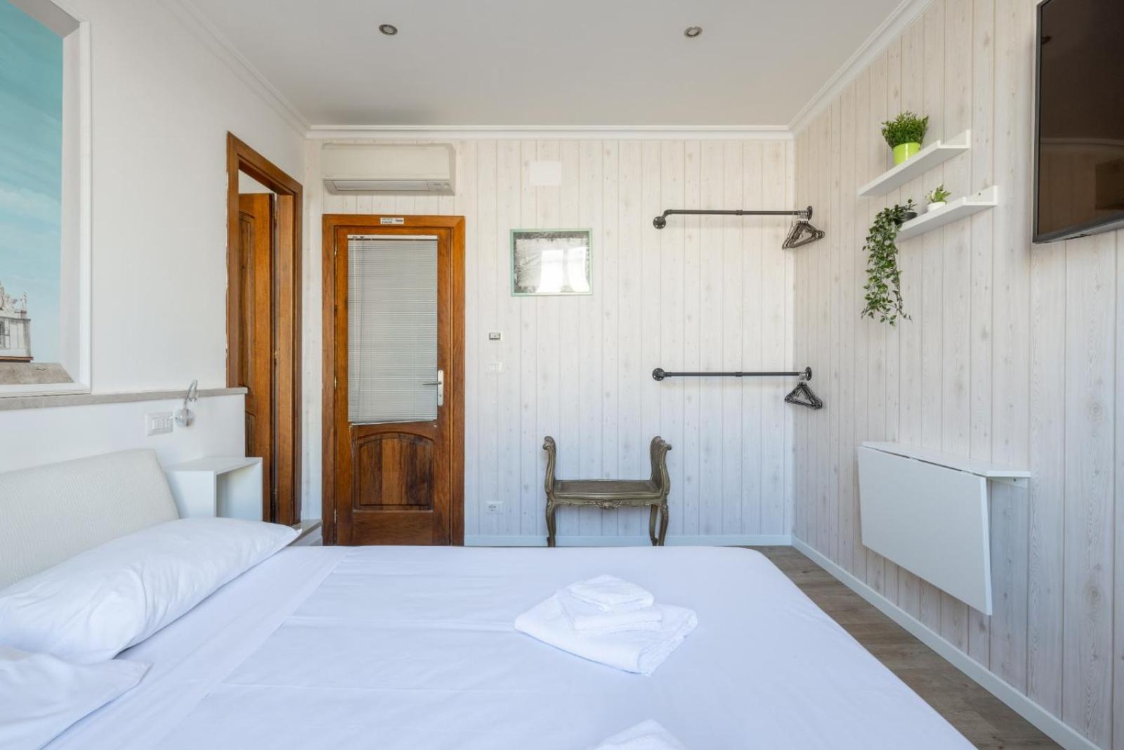 Cavalleggeri Guesthouse, Opposite St Peter's Basilica whit Private Rooms