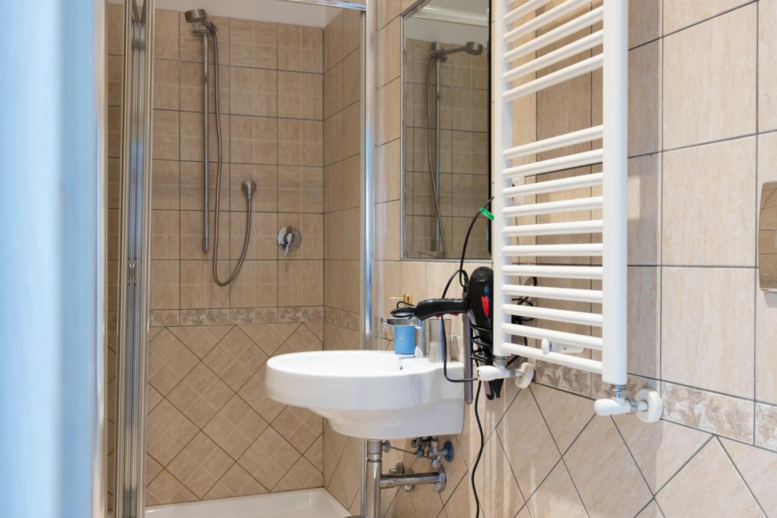Cavalleggeri Guesthouse, Opposite St Peter's Basilica whit Private Rooms