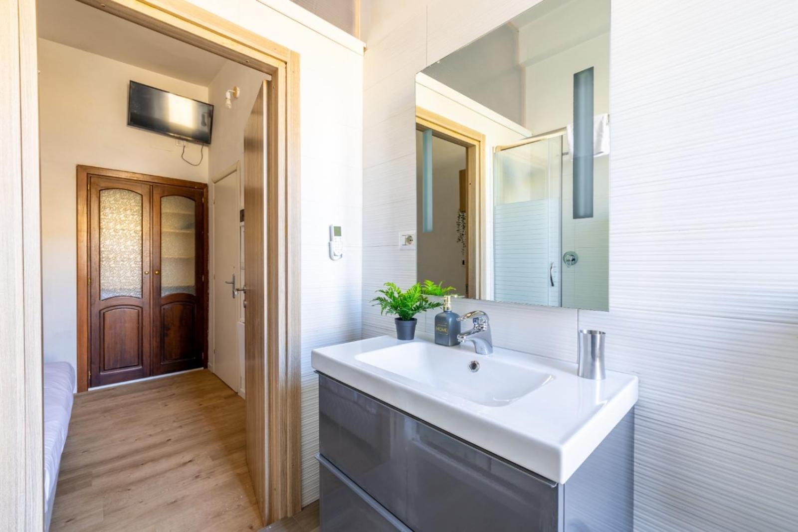Cavalleggeri Guesthouse, Opposite St Peter's Basilica whit Private Rooms