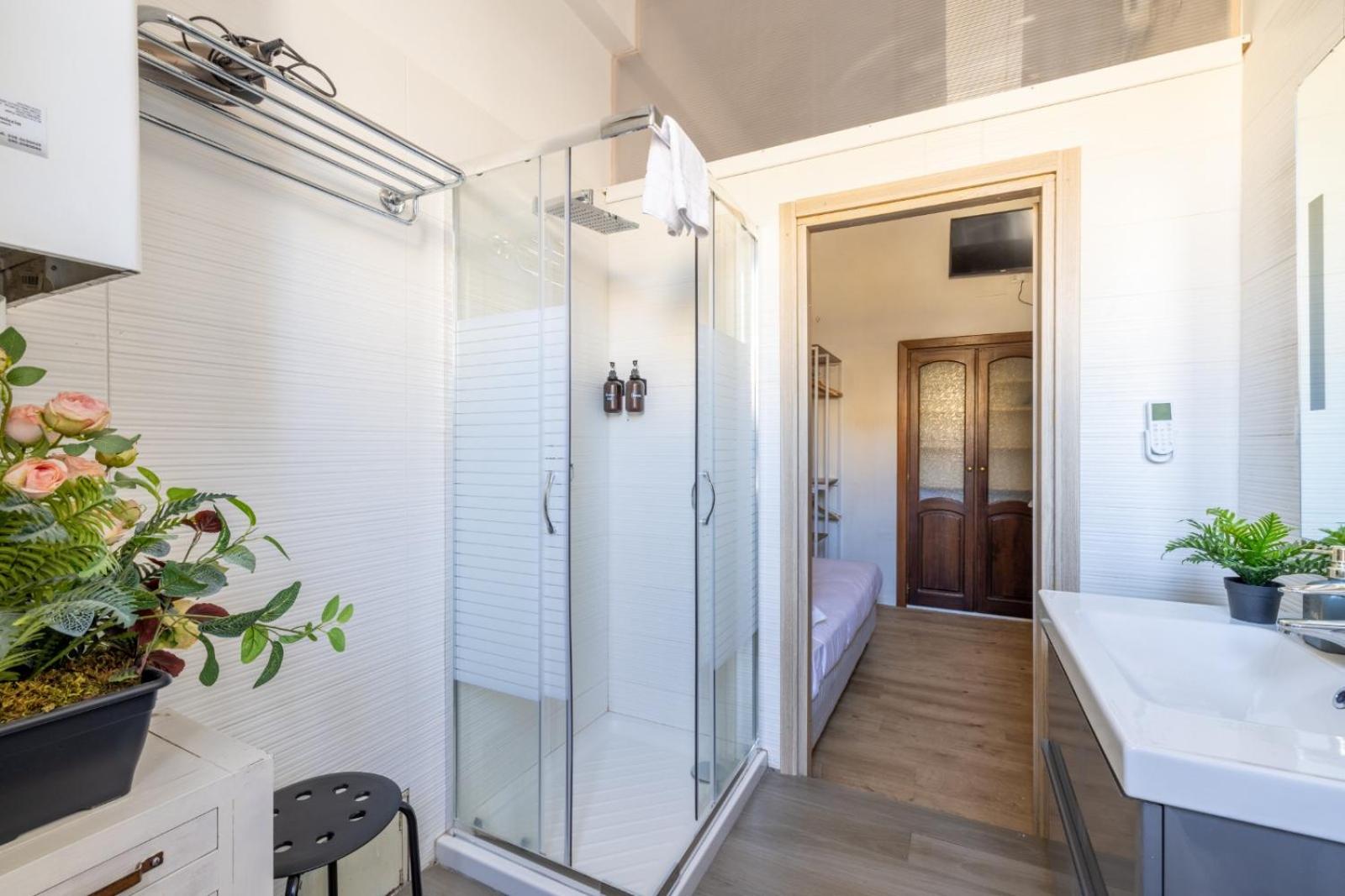 Cavalleggeri Guesthouse, Opposite St Peter's Basilica whit Private Rooms