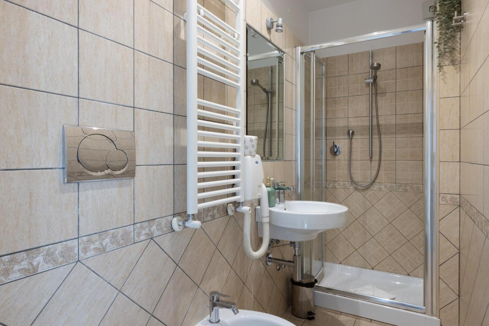 Cavalleggeri Guesthouse, Opposite St Peter's Basilica whit Private Rooms