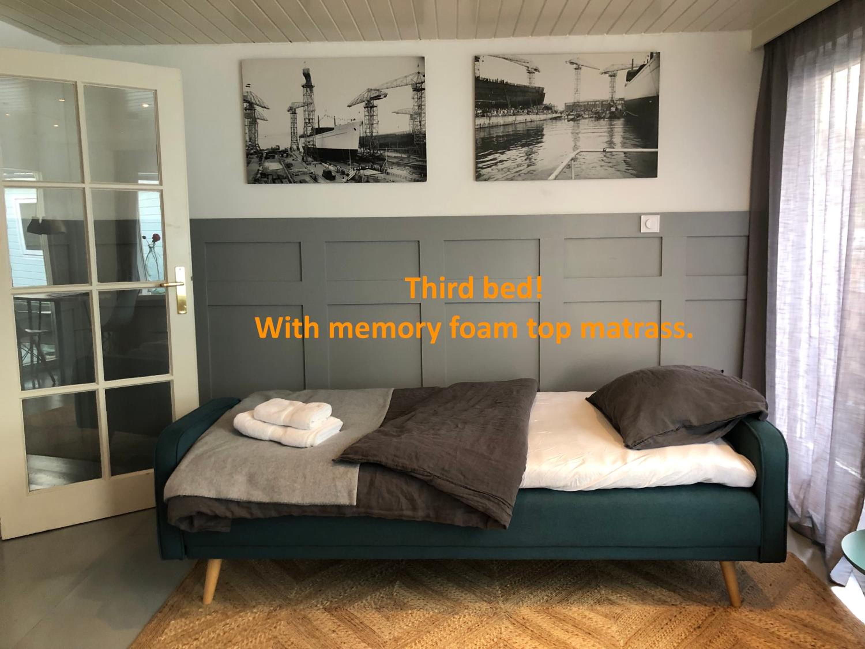 Houseboat apartment with water terrace, free bikes & fast wifi