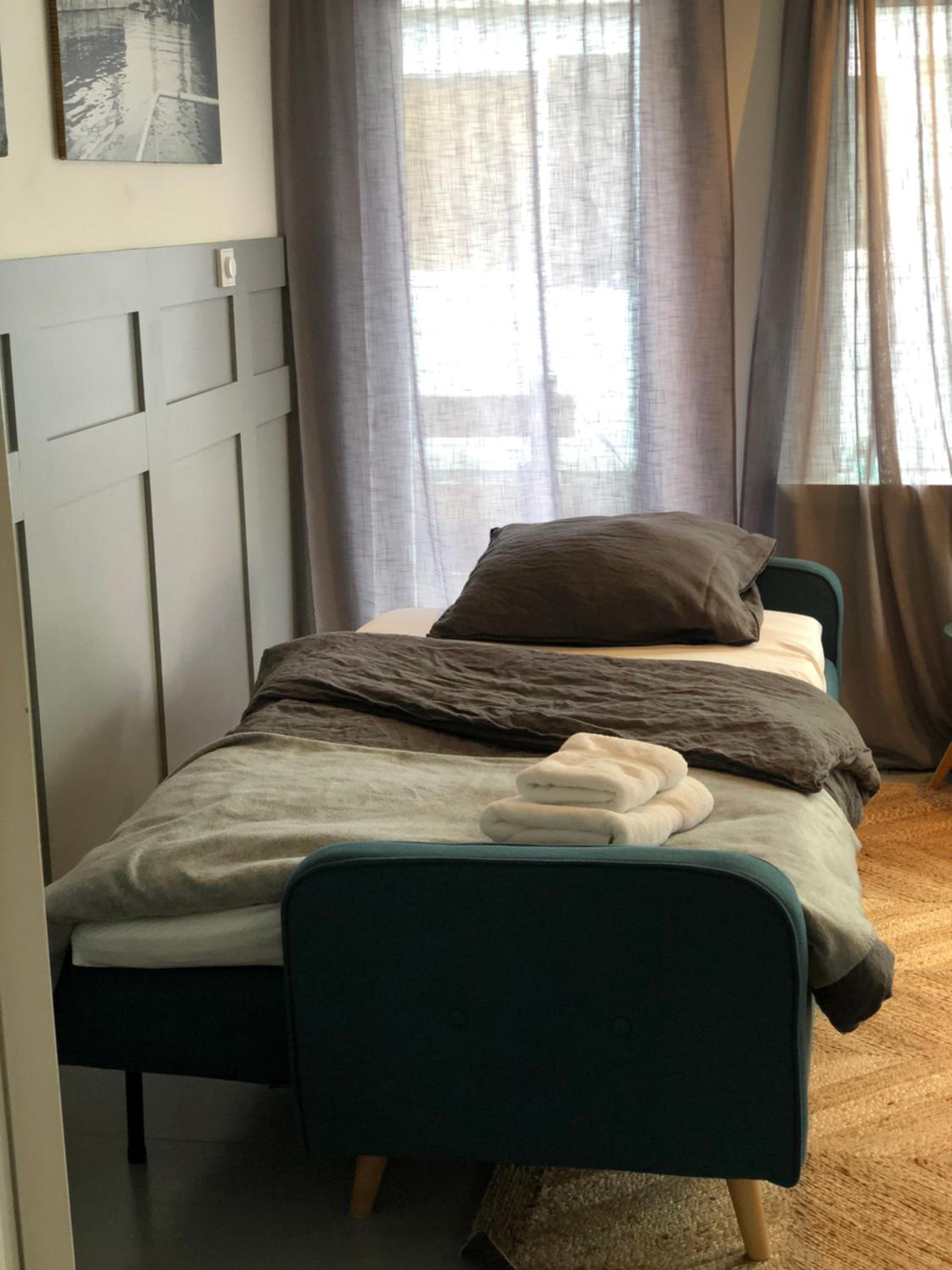 Houseboat apartment with water terrace, free bikes & fast wifi