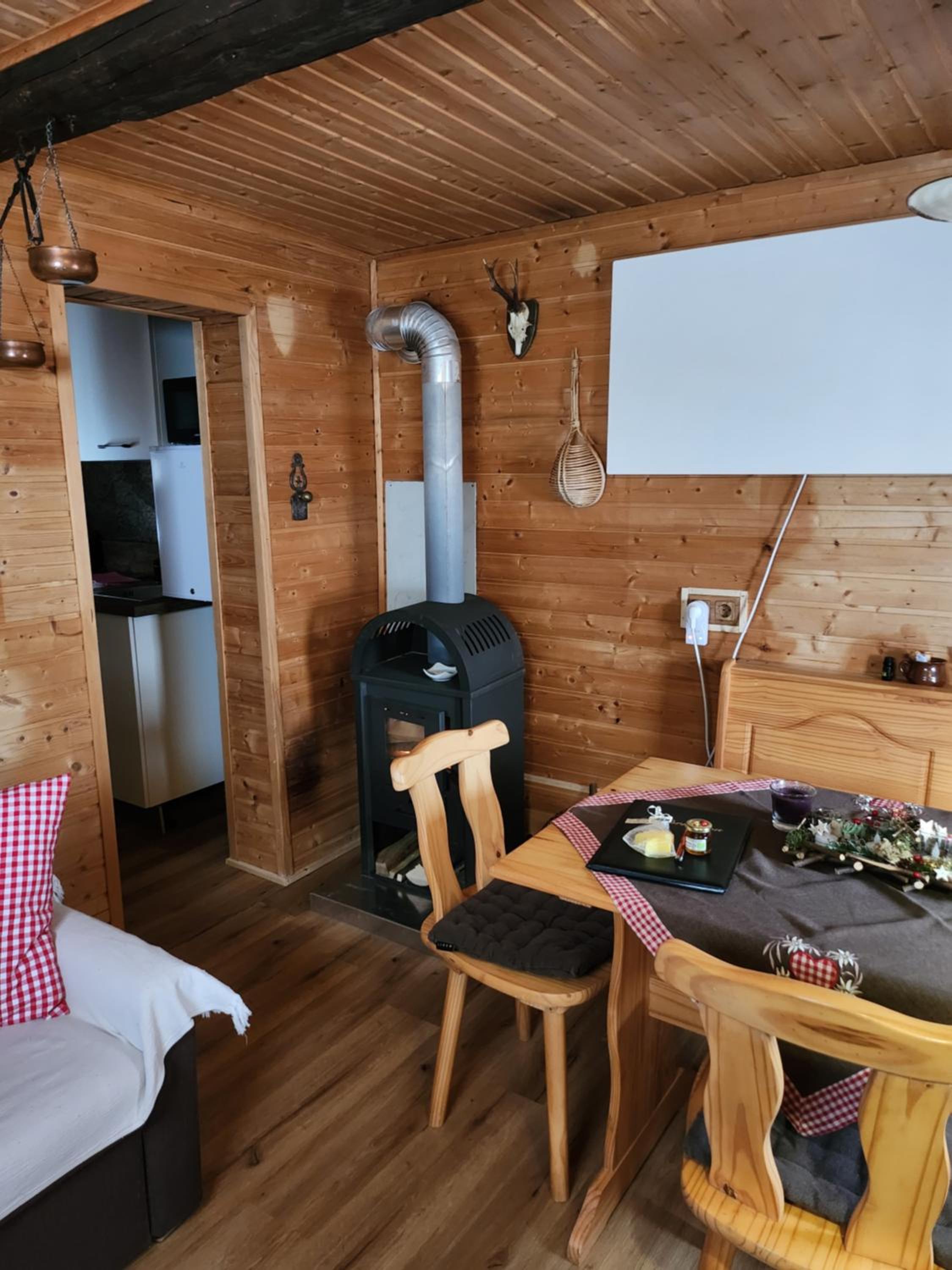 Urige Waldbienenhütte