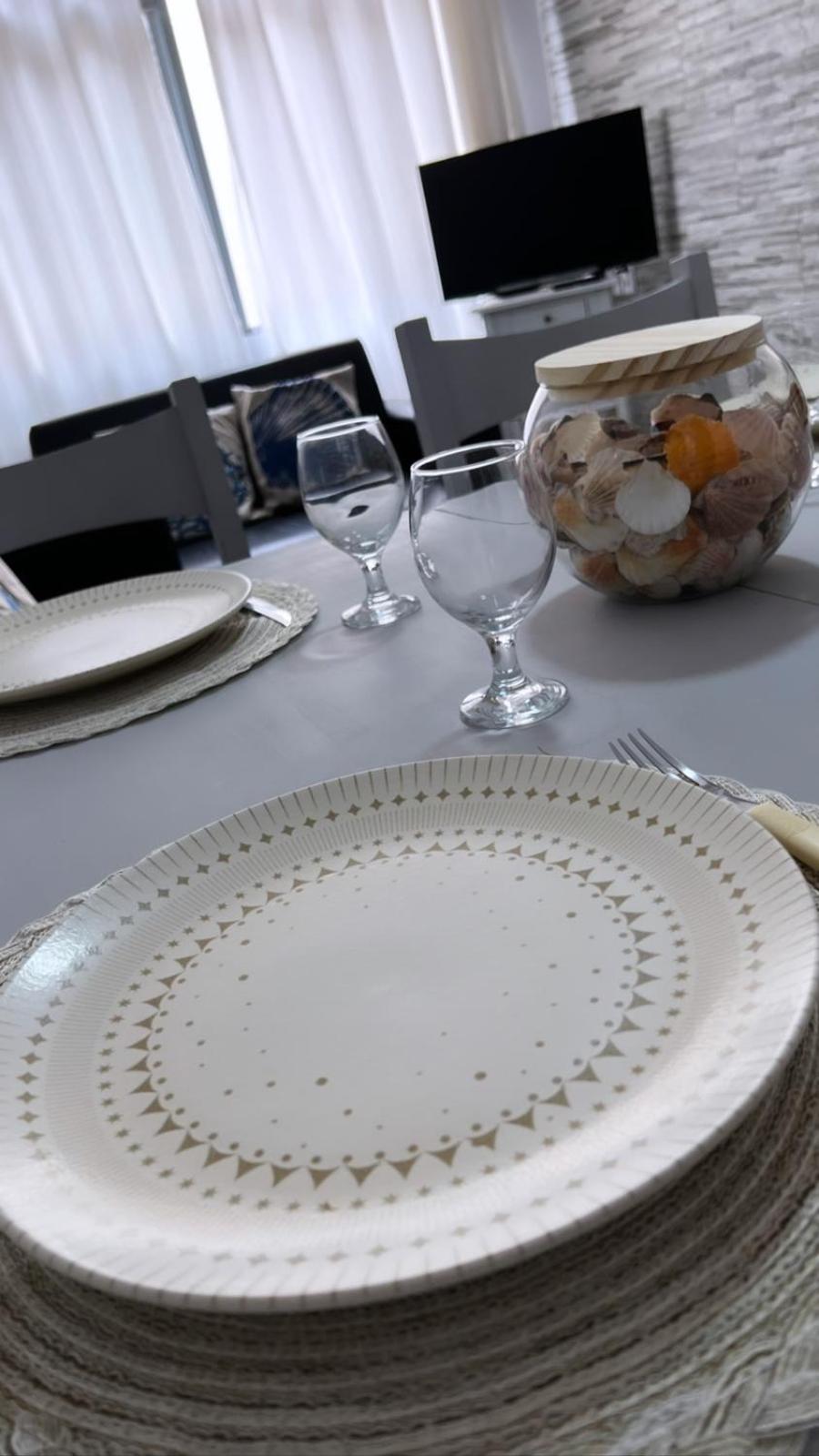 Apê Charmoso Ed Carpentier a 200m da Enseada 2 Quartos, Cozinha Americana e Conforto para 6 Pessoas view 5