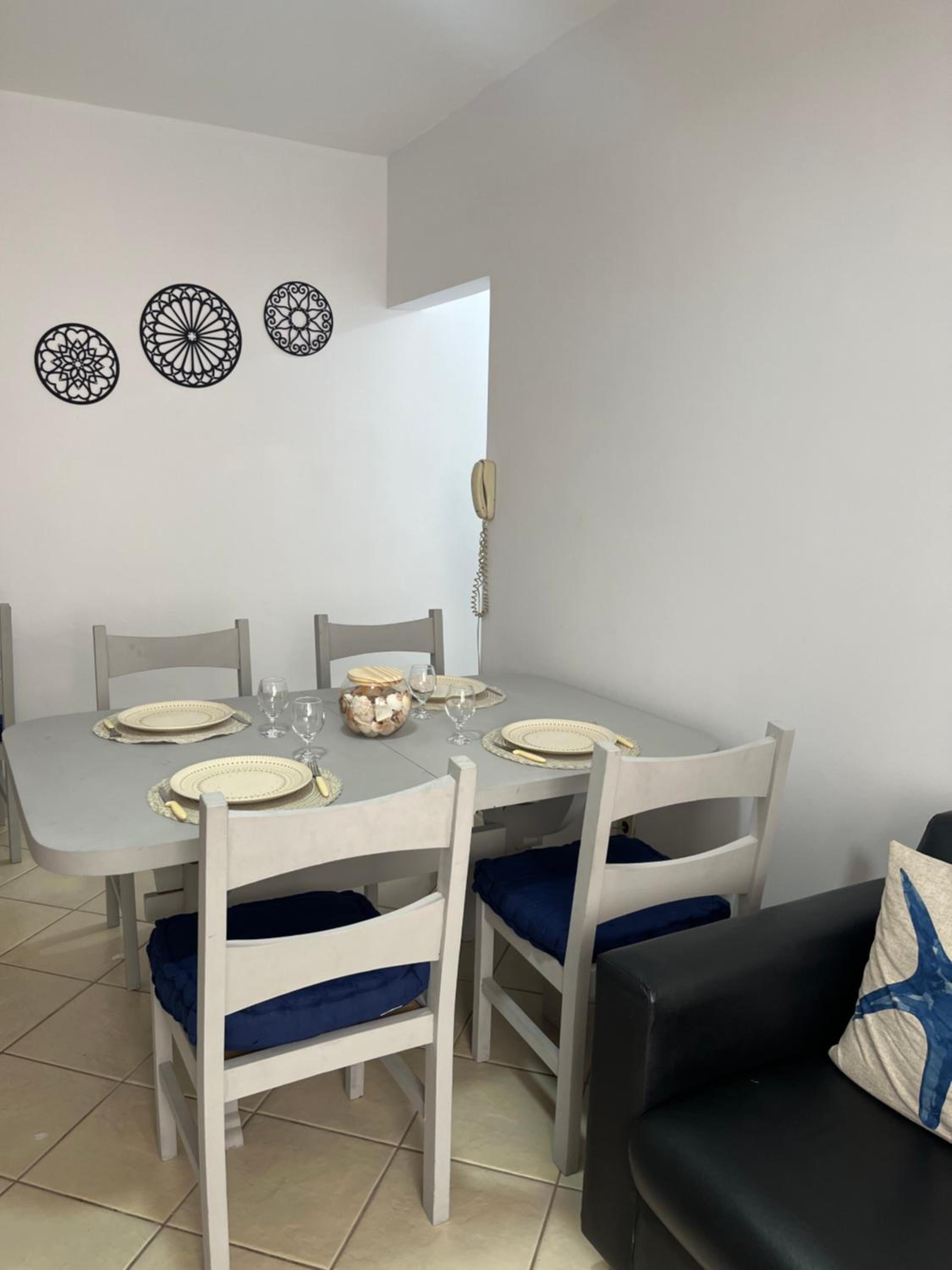 Apê Charmoso Ed Carpentier a 200m da Enseada 2 Quartos, Cozinha Americana e Conforto para 6 Pessoas view 4
