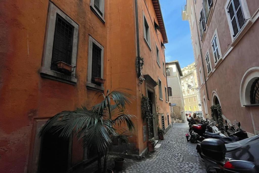 Vicolo San Trifone by Hili