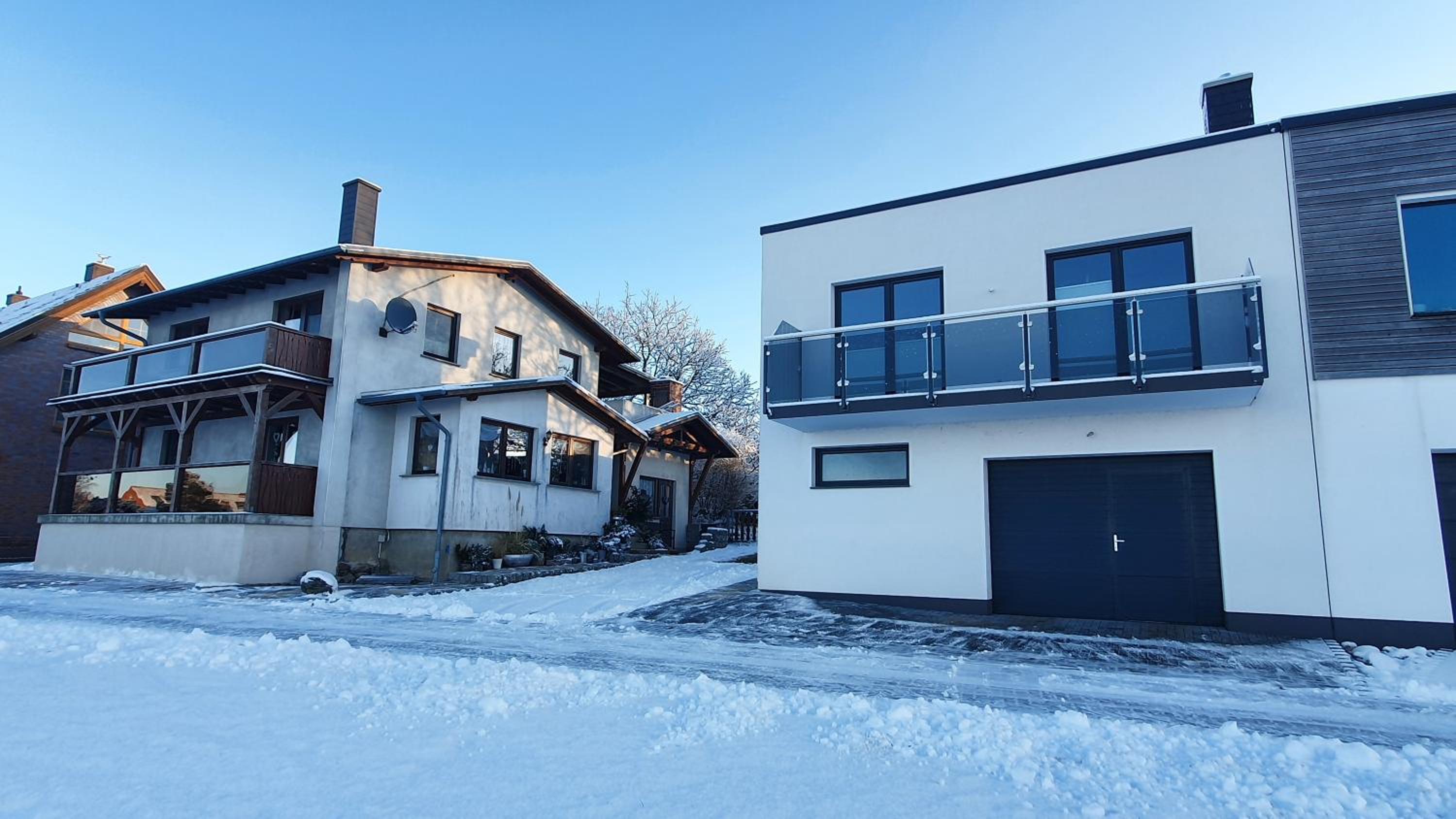 Moderne Ferienwohnung mit Balkon direkt an der Peene