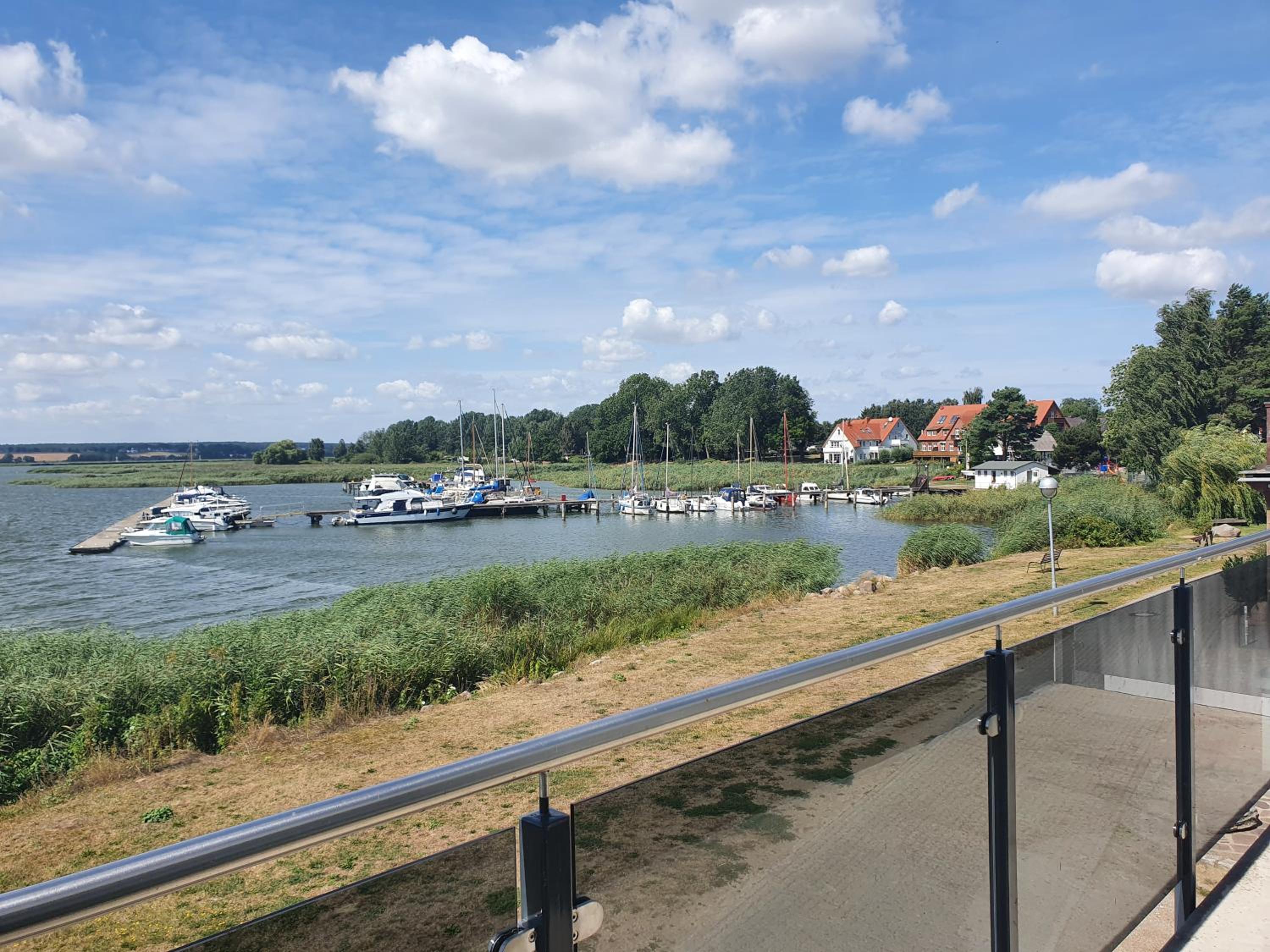 Moderne Ferienwohnung mit Balkon direkt an der Peene