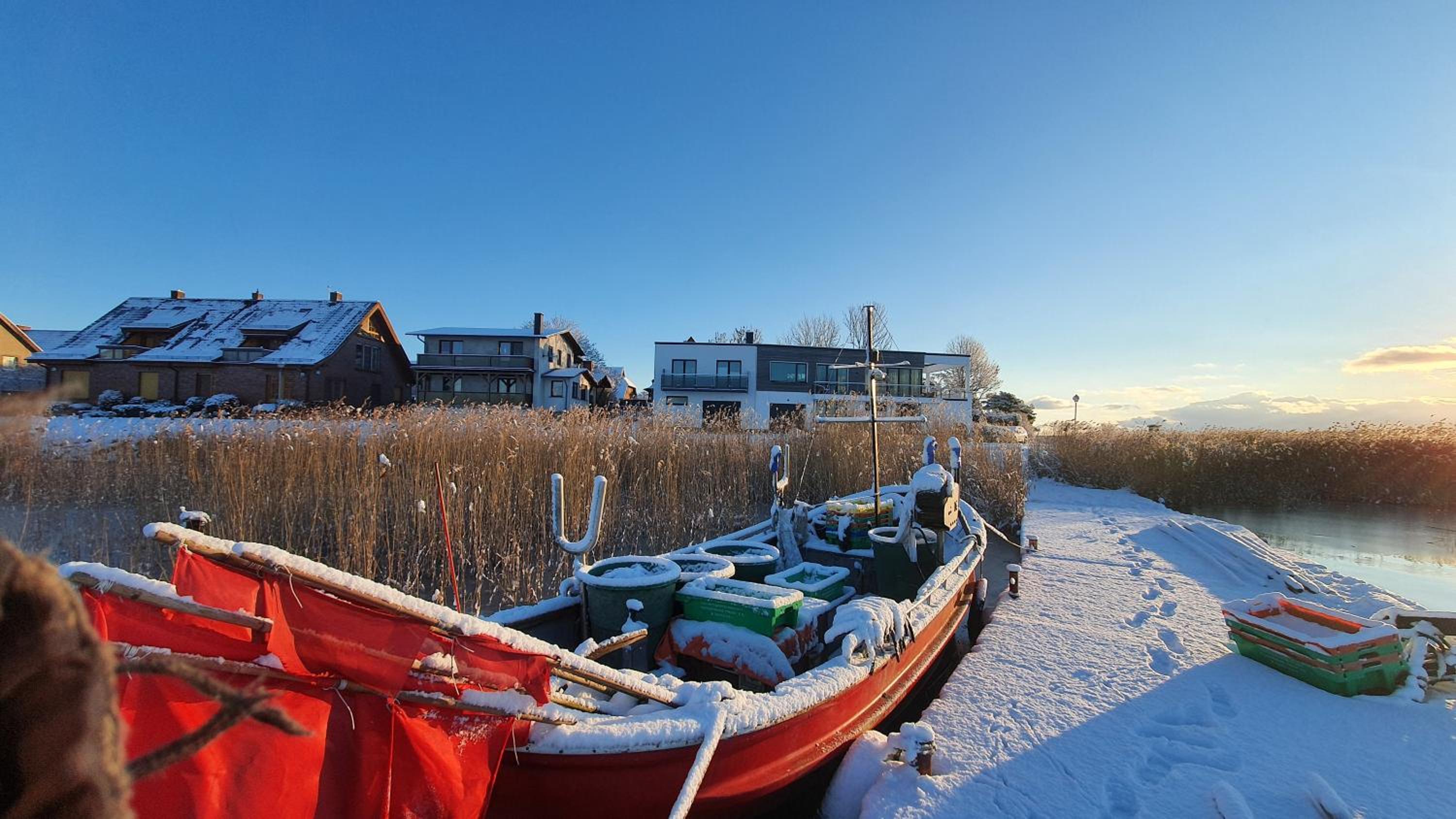 Moderne Ferienwohnung mit Balkon direkt an der Peene