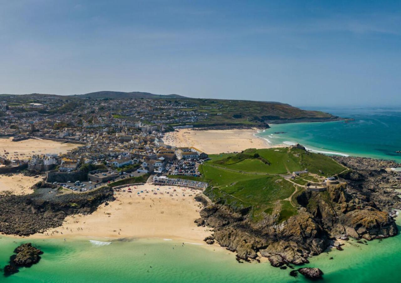 Vitamyn Sea, 4 bedroom house, sea views of St Ives, close to beaches and town view 2