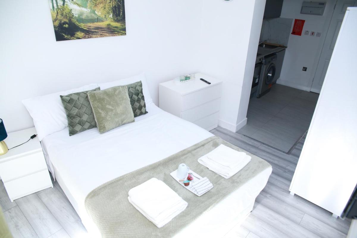 Harrow Vacations - Stunning 1-Bed Apartment in Harrow with parking - Property Image 1