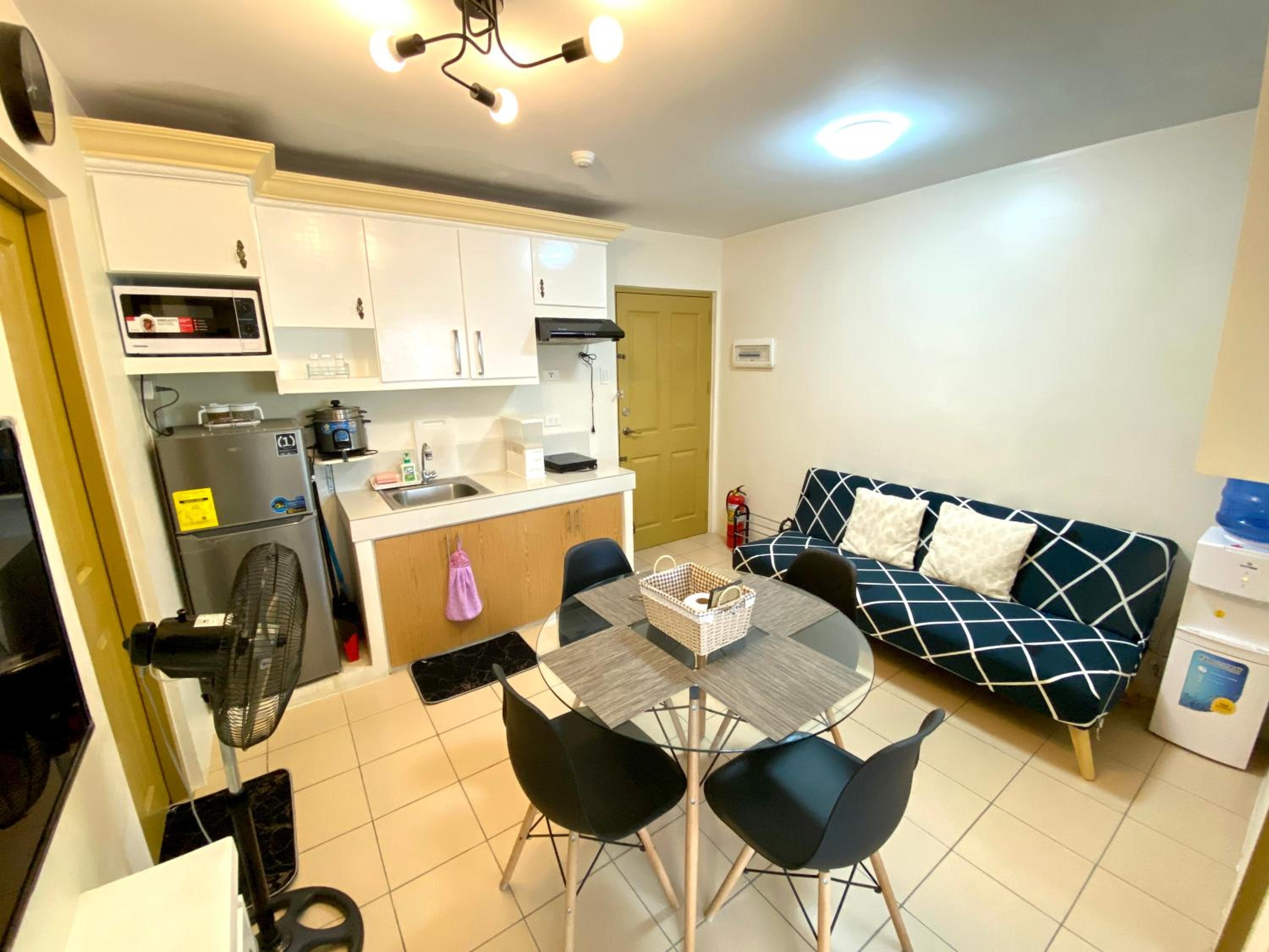 8 Spatial 2BR condo within the city with Pool, WIFI & Netflix view 2
