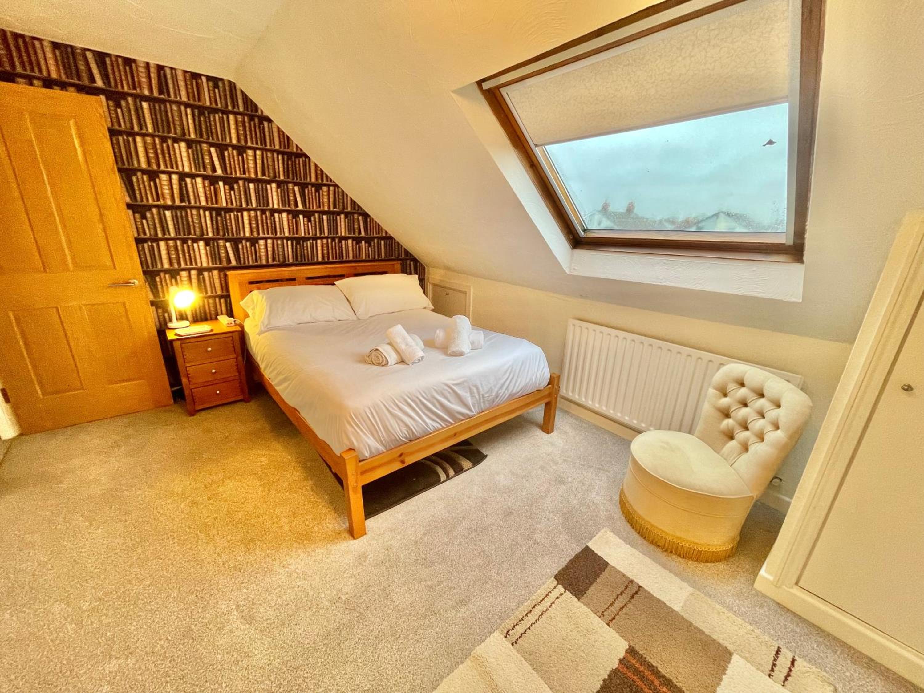 Spacious Four Bed Home with Parking - Bournemouth view 4