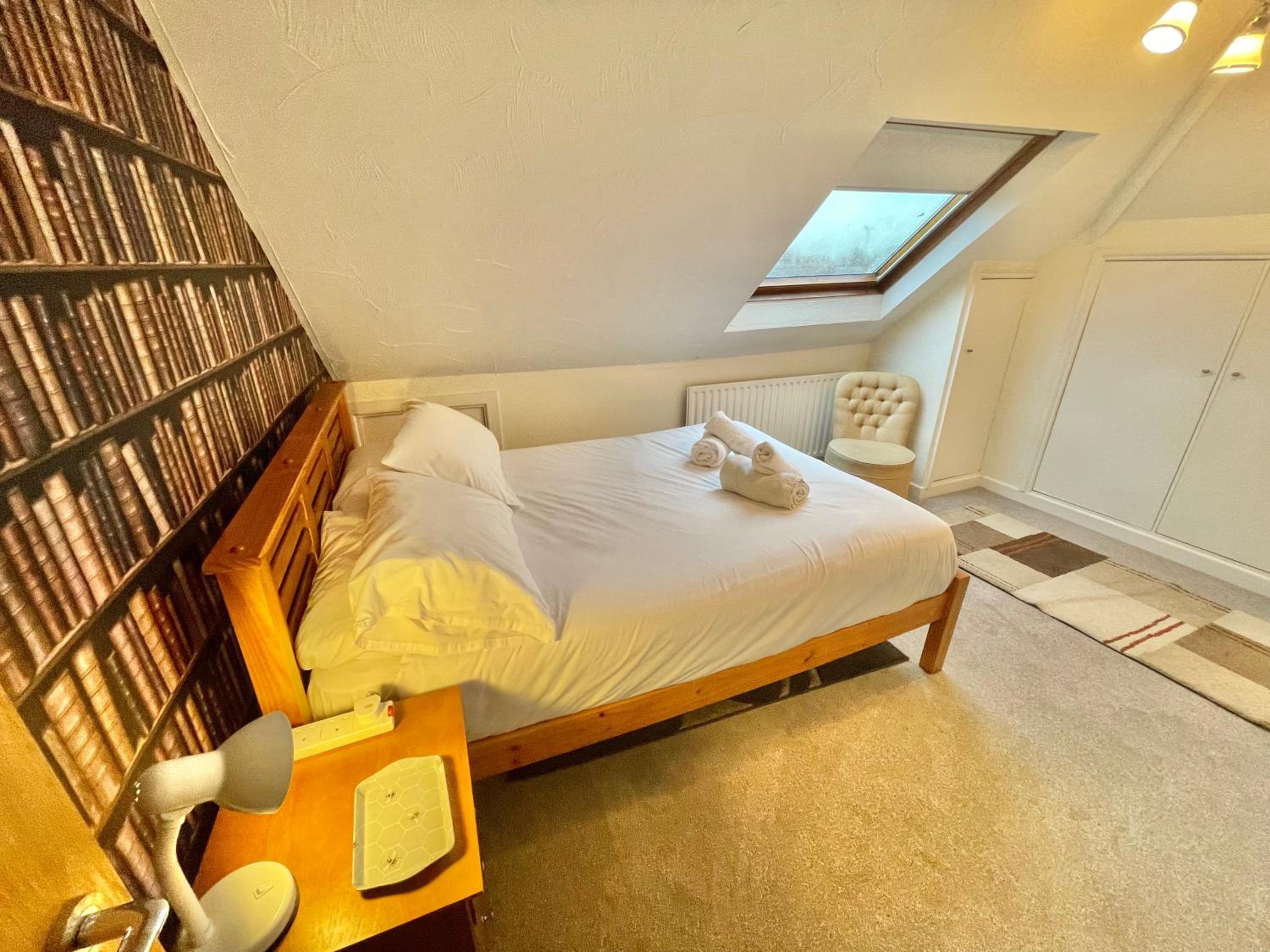 Spacious Four Bed Home with Parking - Bournemouth view 5