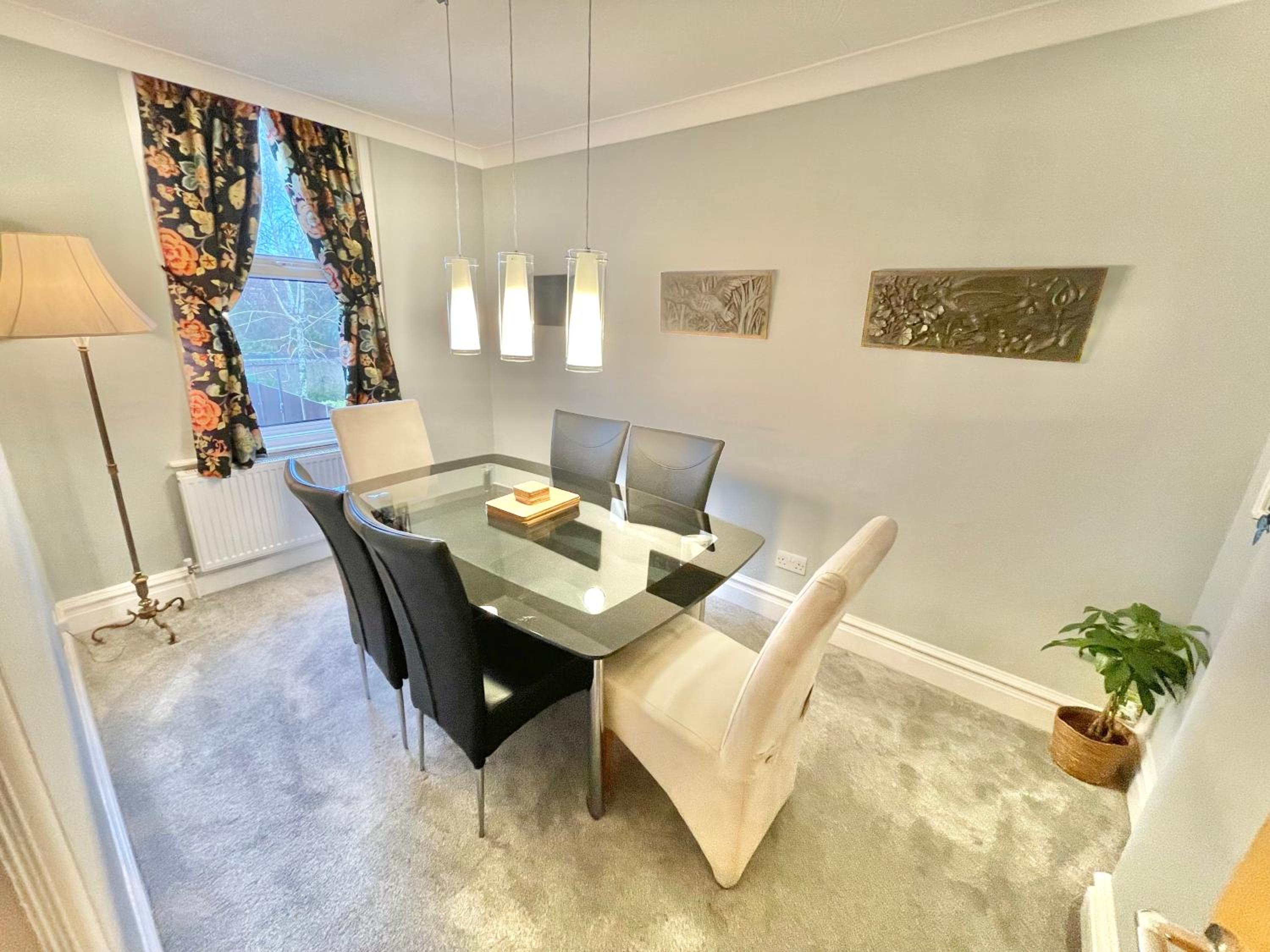 Spacious Four Bed Home with Parking - Bournemouth view 2