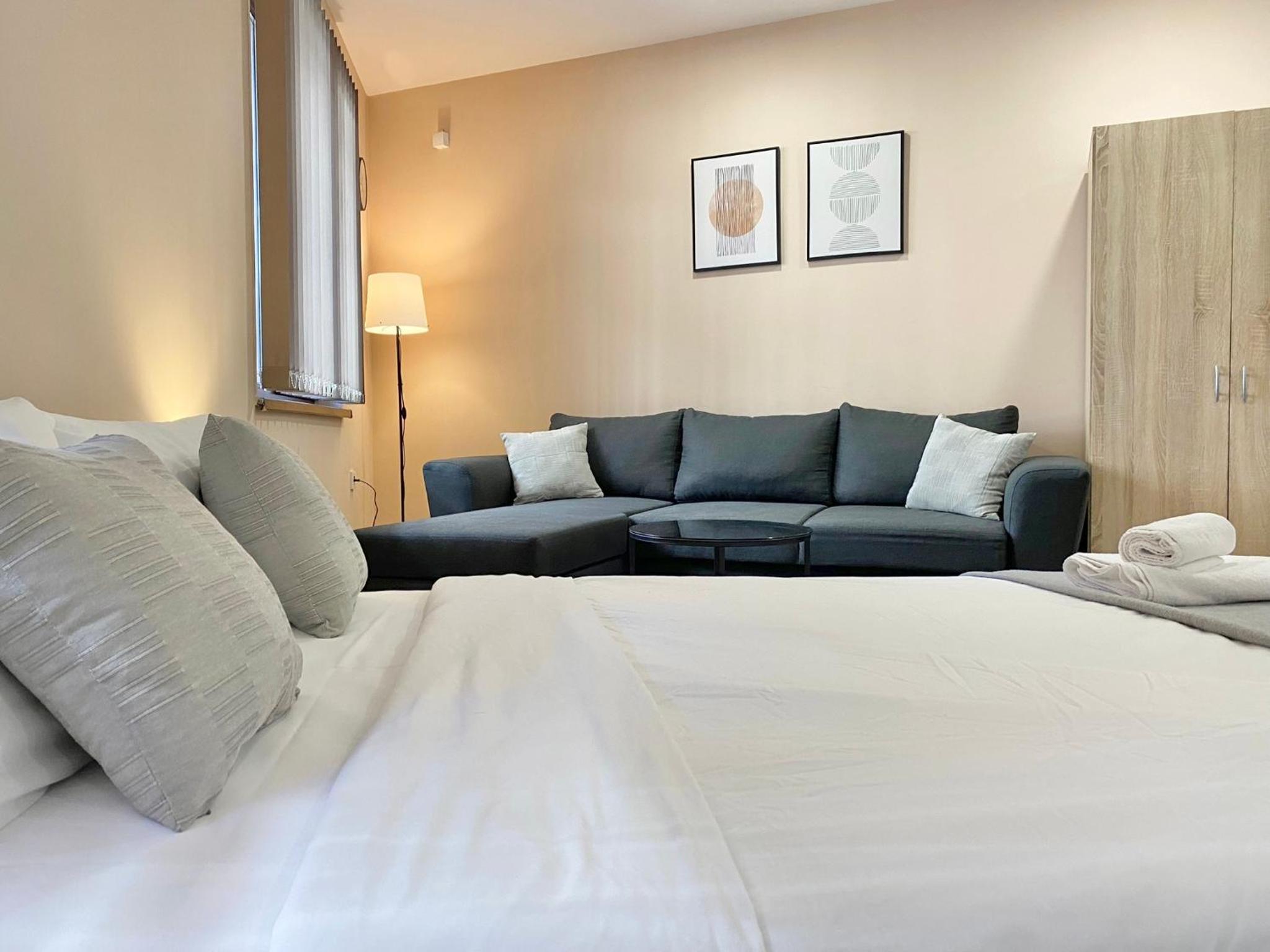 Studio for 4 Guests Next to Mall & Free Street Parking
