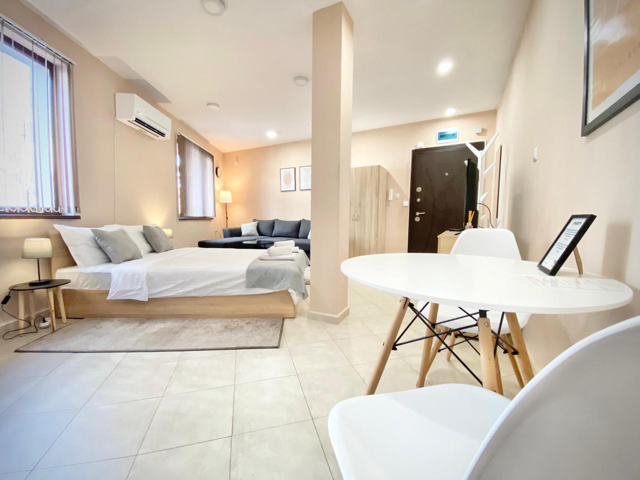 Studio for 4 Guests Next to Mall & Free Street Parking