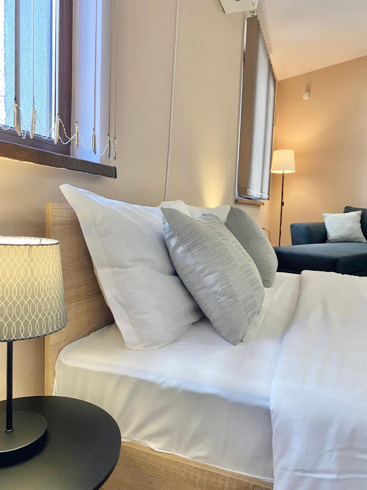 Studio for 4 Guests Next to Mall & Free Street Parking