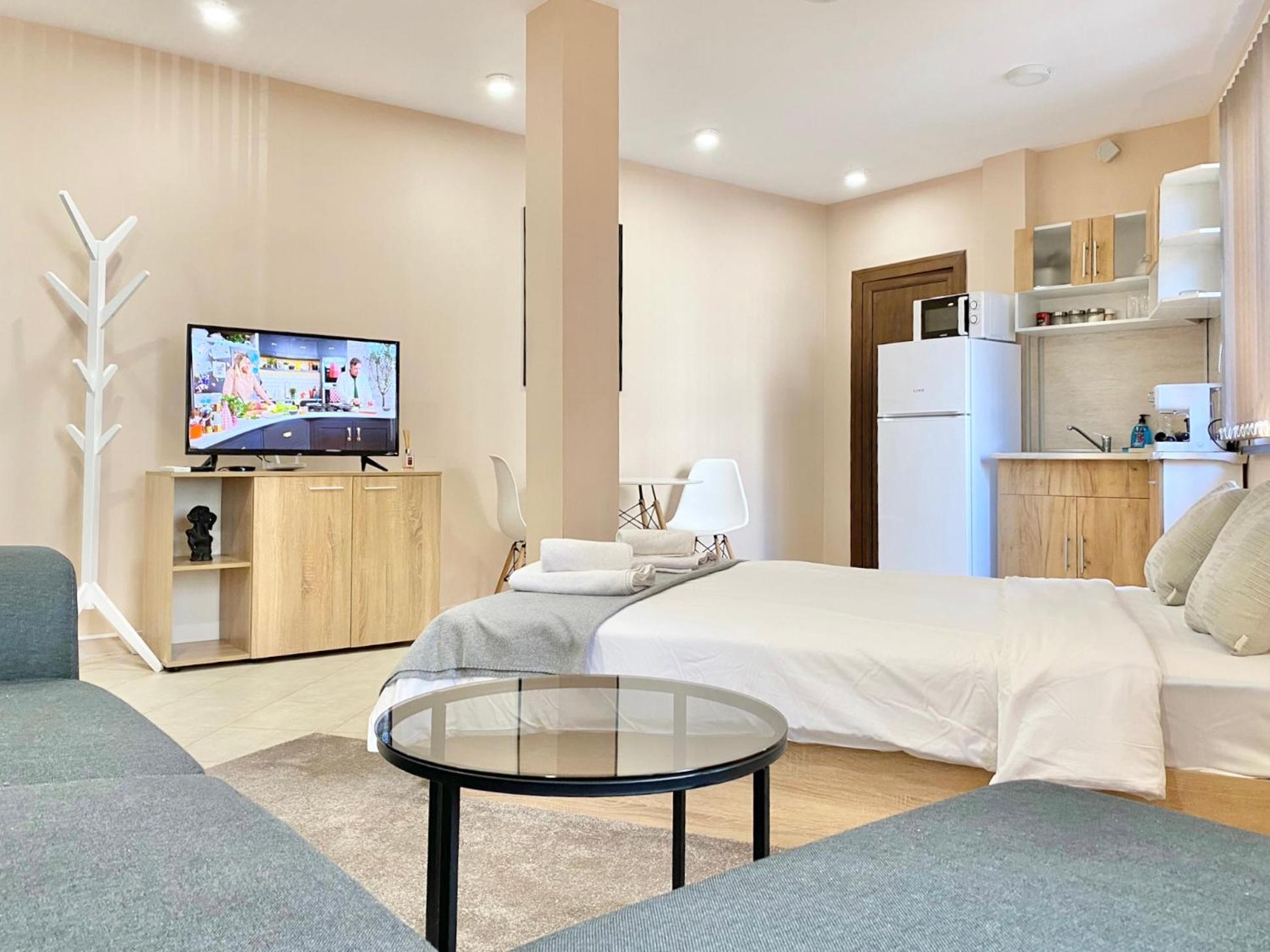Studio for 4 Guests Next to Mall & Free Street Parking