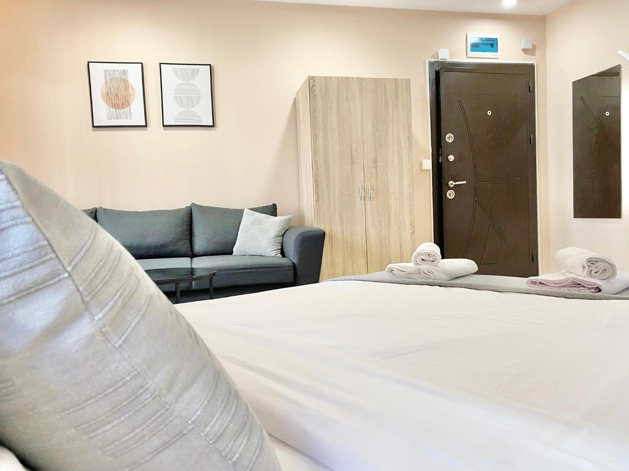 Studio for 4 Guests Next to Mall & Free Street Parking