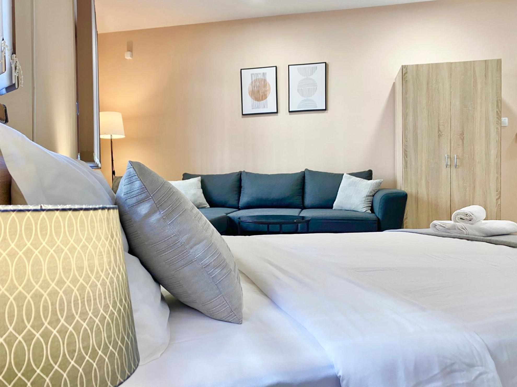 Studio for 4 Guests Next to Mall & Free Street Parking