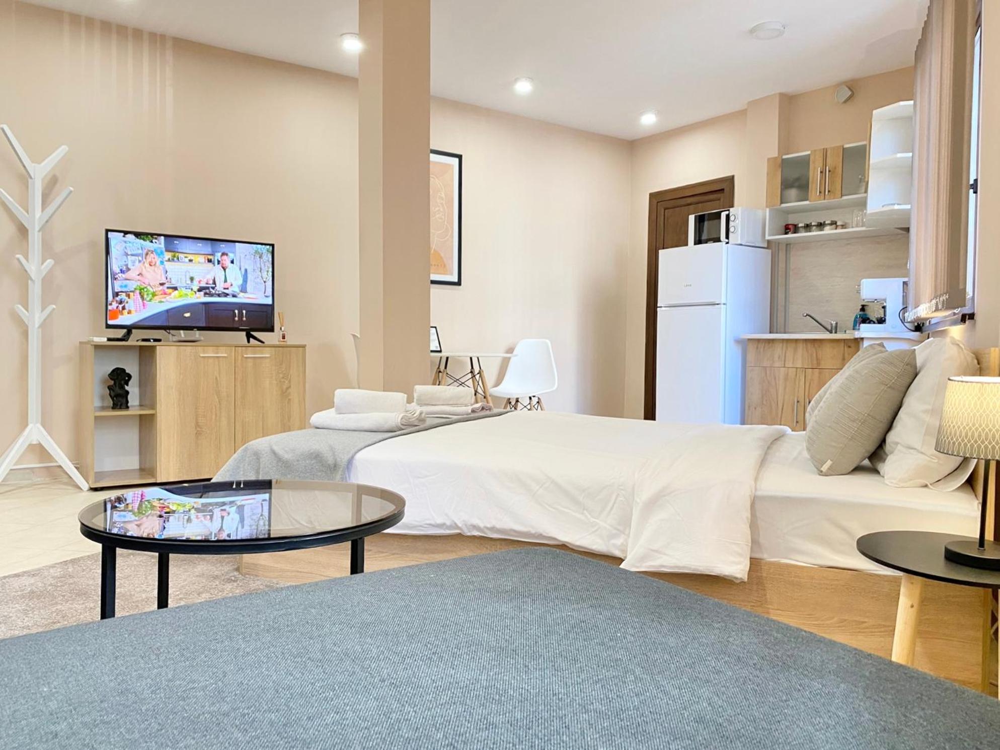 Studio for 4 Guests Next to Mall & Free Street Parking