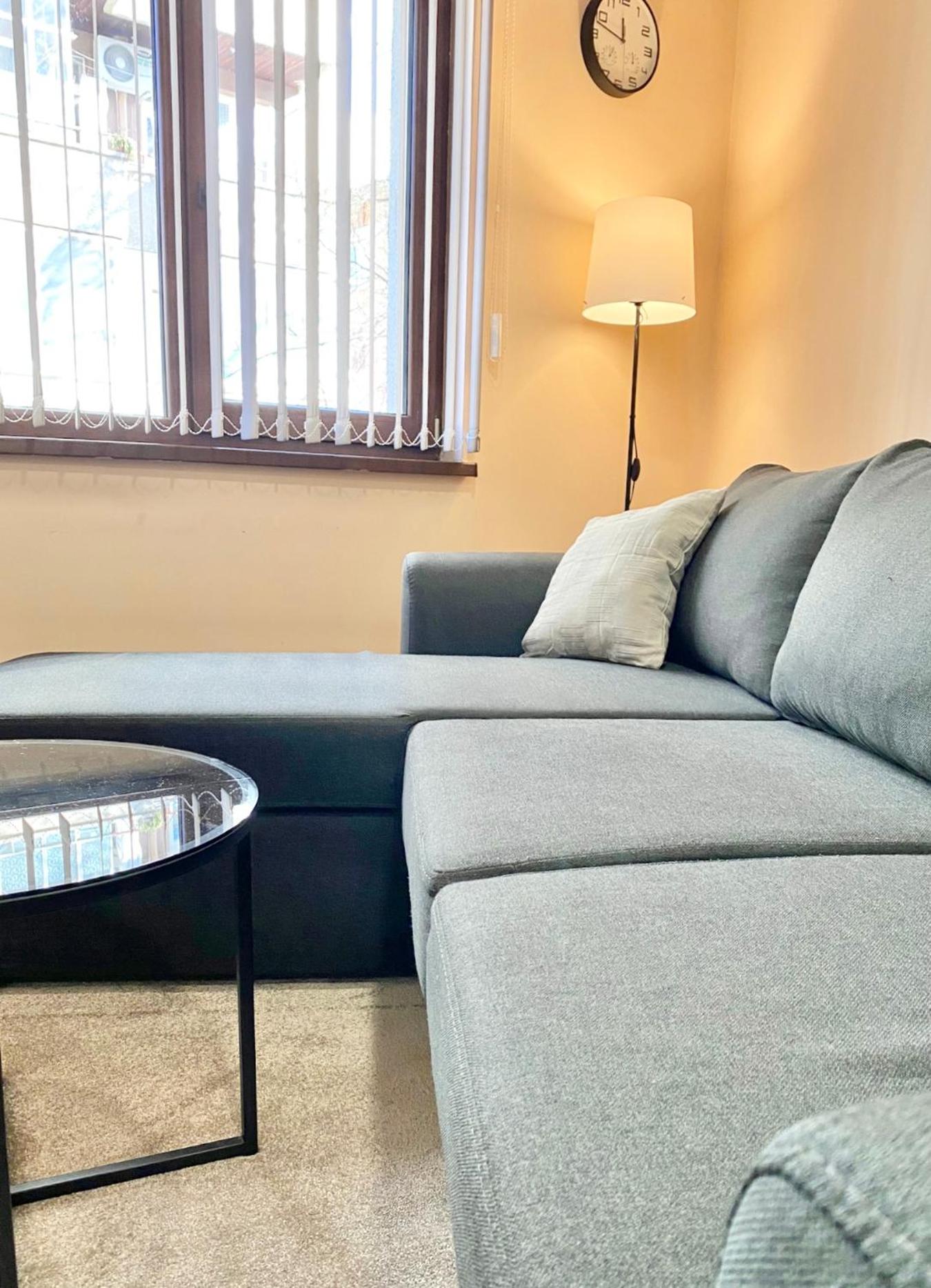 Studio for 4 Guests Next to Mall & Free Street Parking