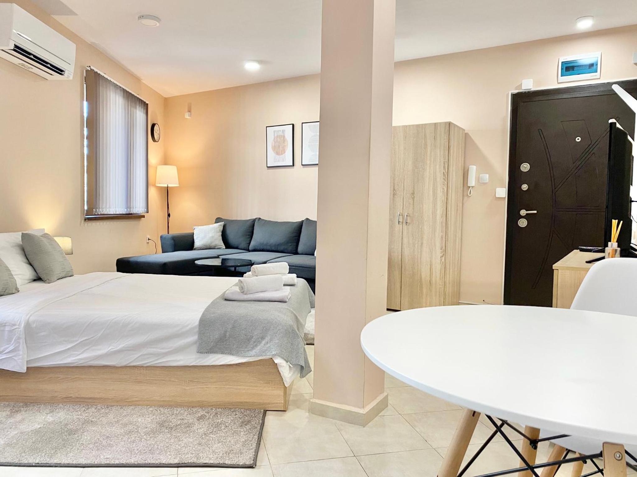 Studio for 4 Guests Next to Mall & Free Street Parking