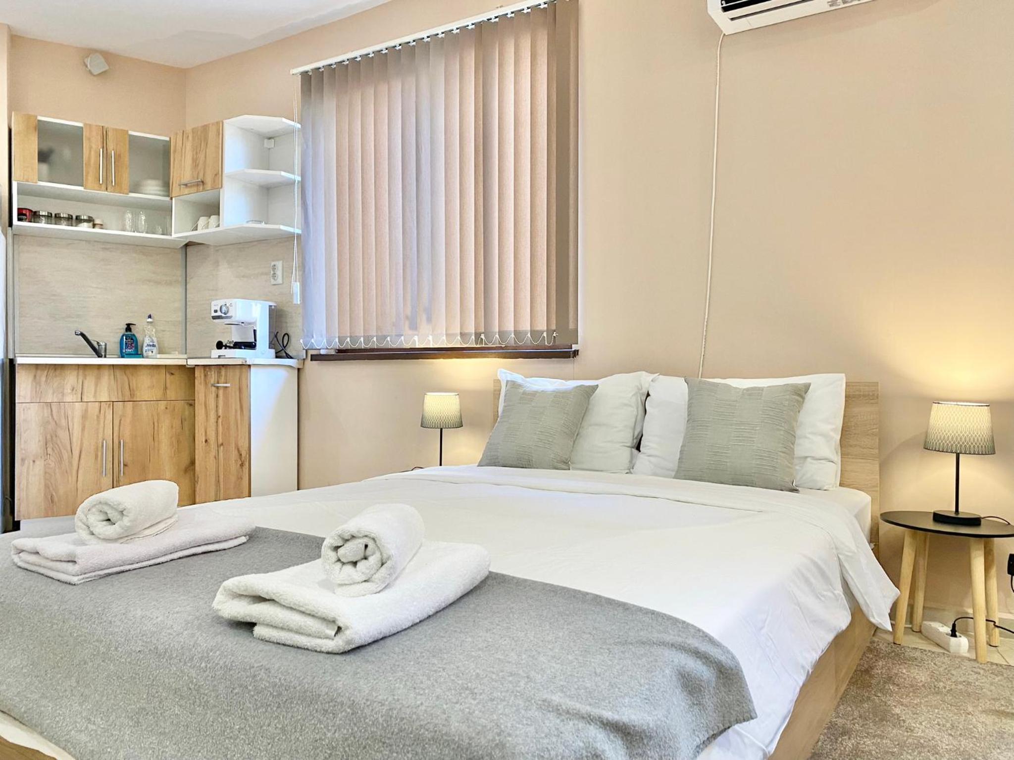 Studio for 4 Guests Next to Mall & Free Street Parking