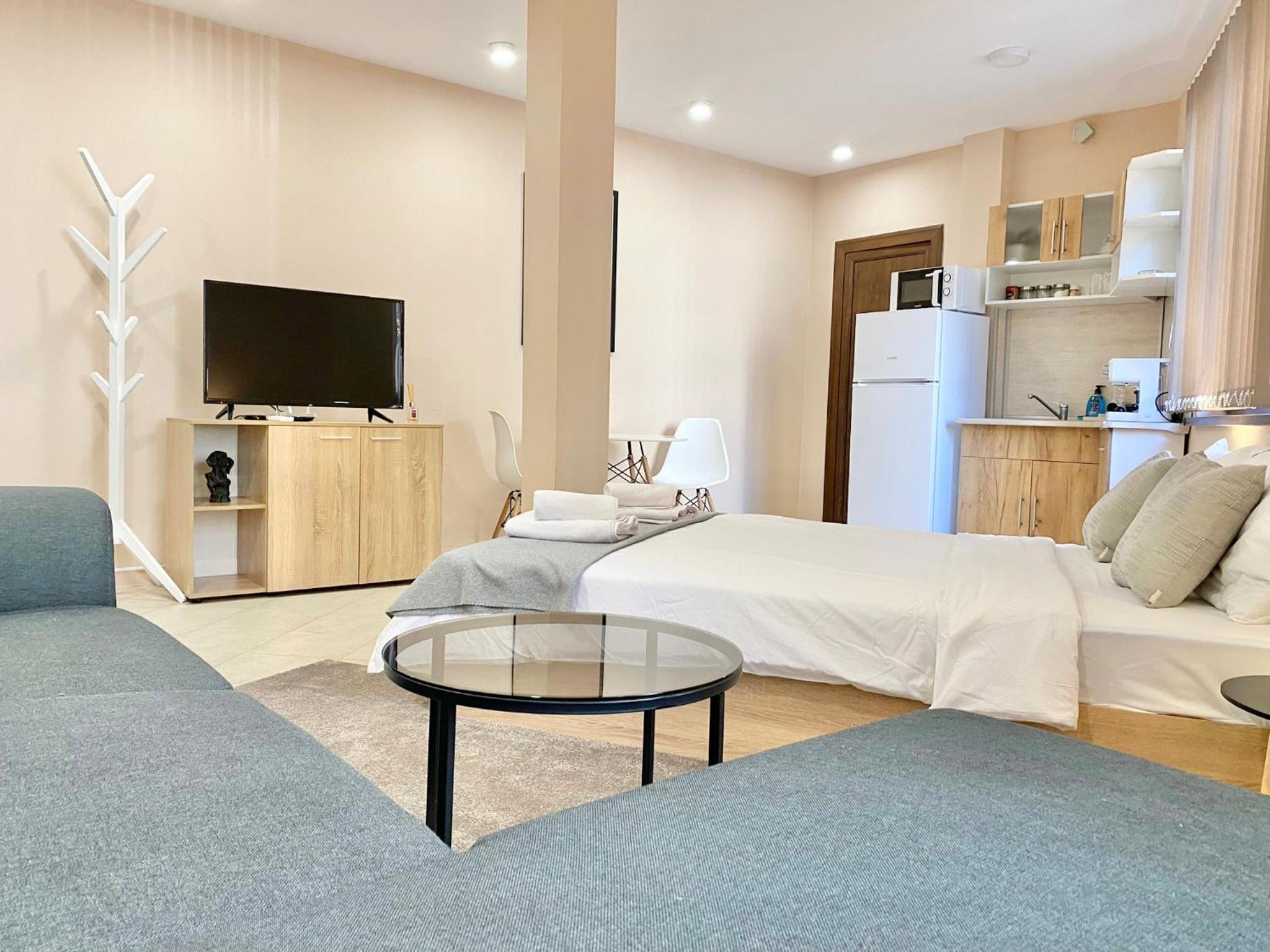 Studio for 4 Guests Next to Mall & Free Street Parking
