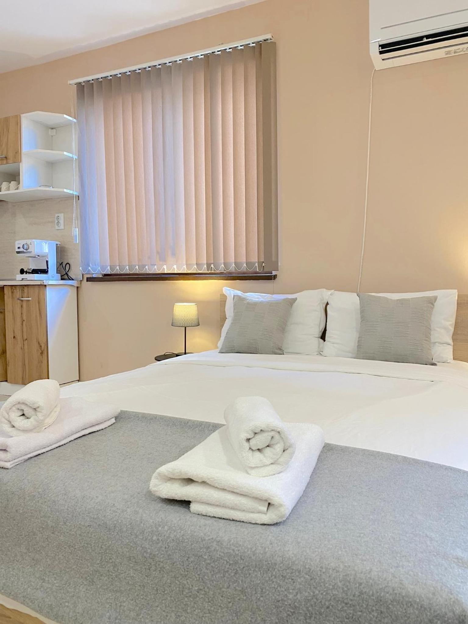 Studio for 4 Guests Next to Mall & Free Street Parking