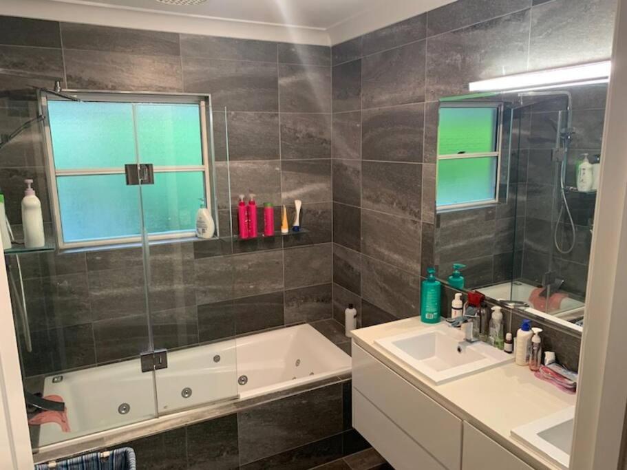 4BR Exec large house close to shops,train & buses