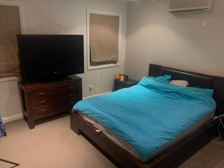 4BR Exec large house close to shops,train & buses