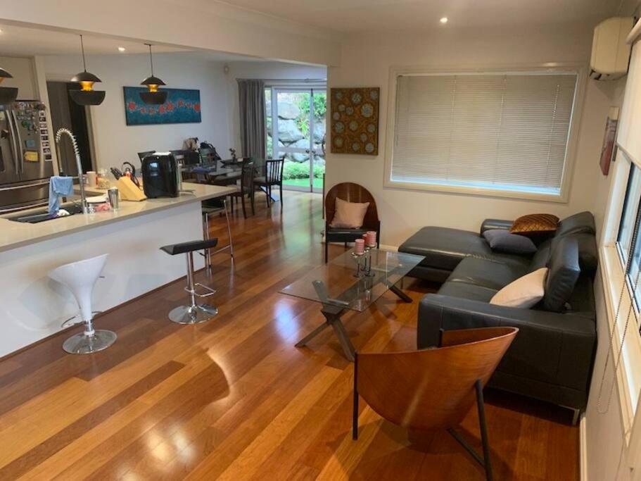 4BR Exec large house close to shops,train & buses