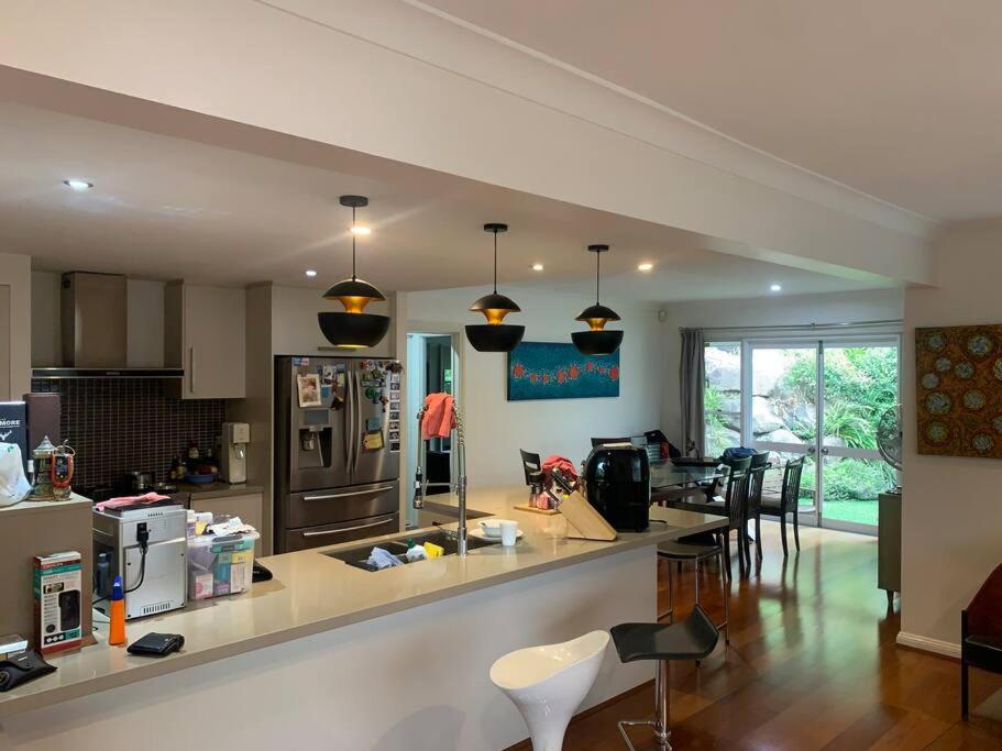 4BR Exec large house close to shops,train & buses