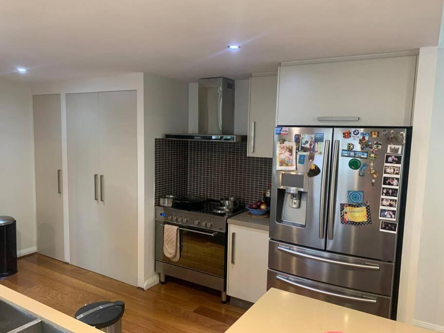 4BR Exec large house close to shops,train & buses