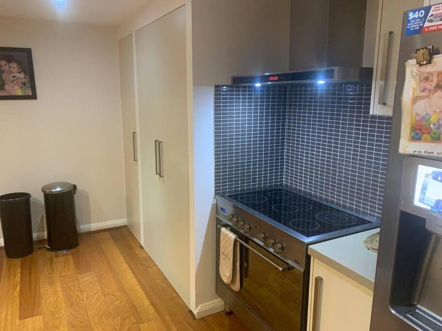 4BR Exec large house close to shops,train & buses