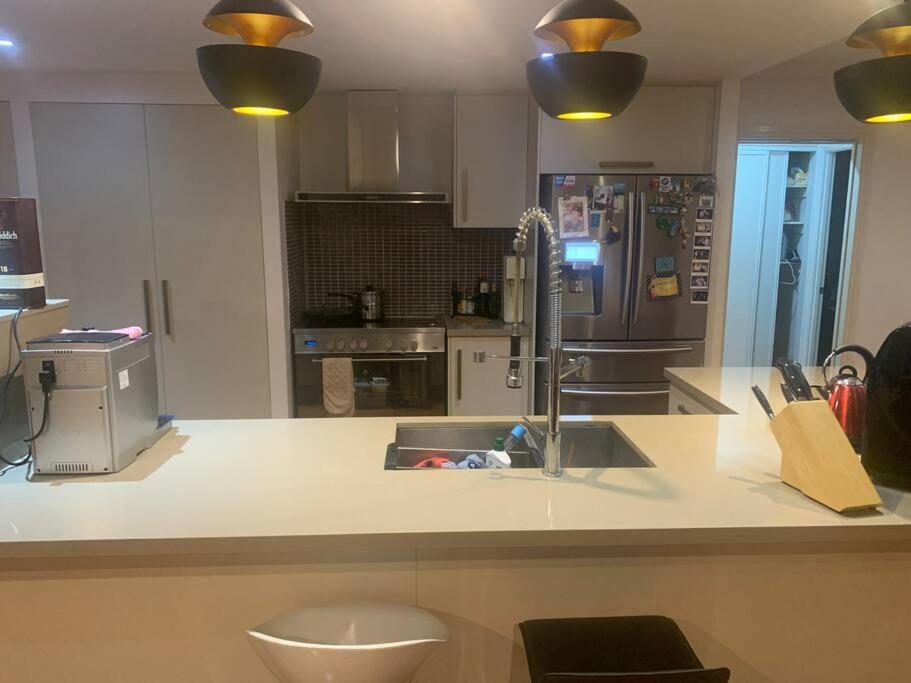 4BR Exec large house close to shops,train & buses