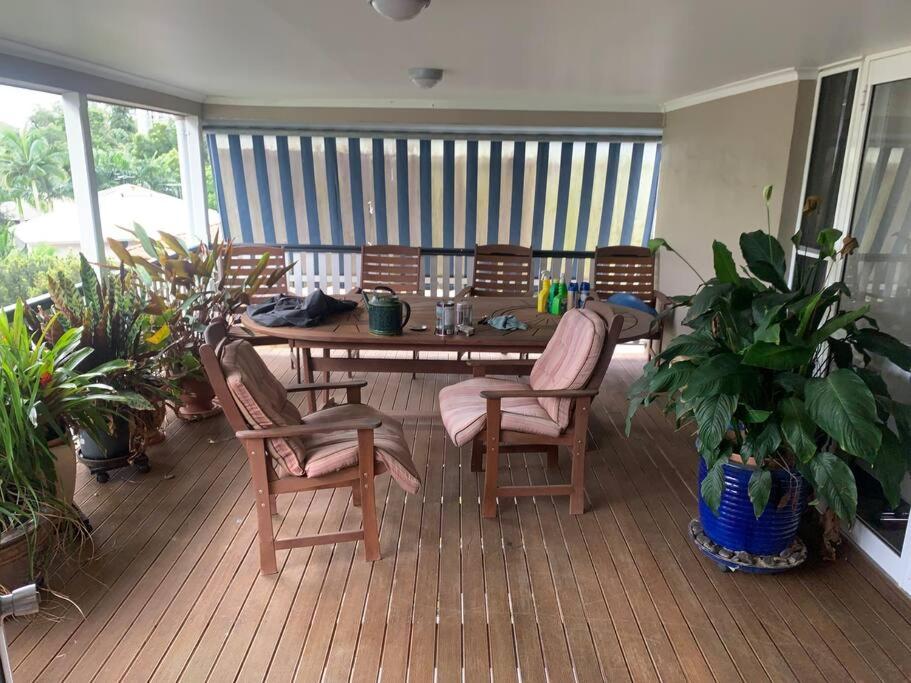 4BR Exec large house close to shops,train & buses