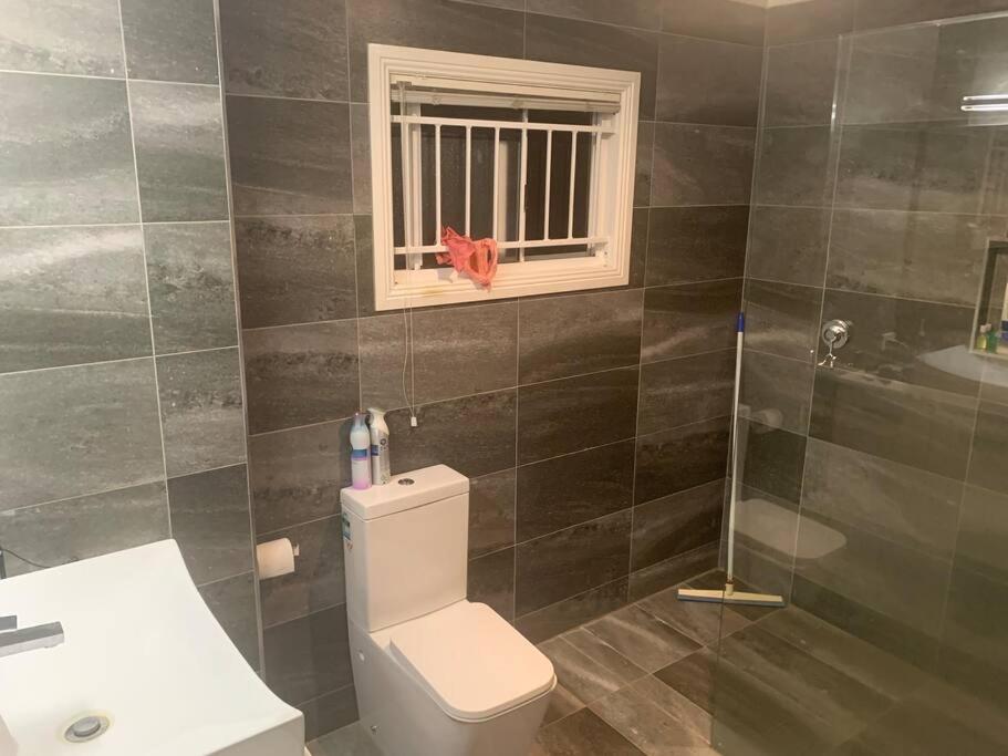 4BR Exec large house close to shops,train & buses