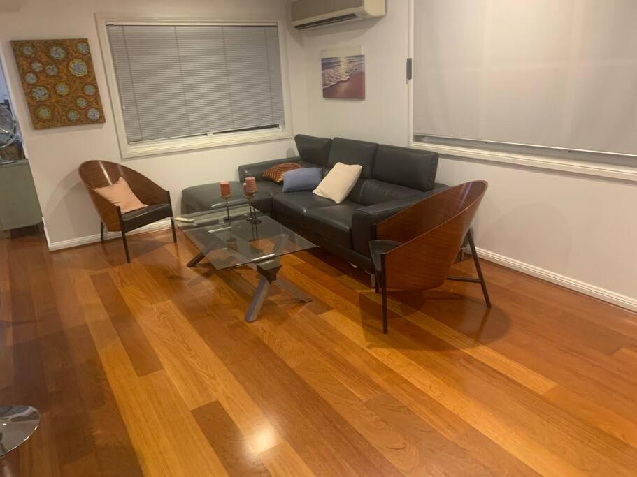 4BR Exec large house close to shops,train & buses