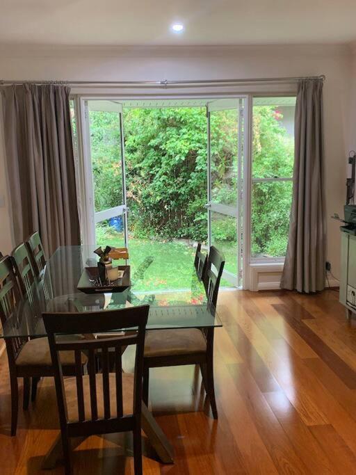 4BR Exec large house close to shops,train & buses