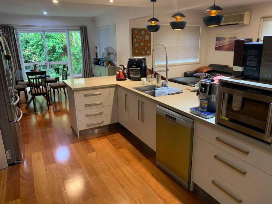 4BR Exec large house close to shops,train & buses