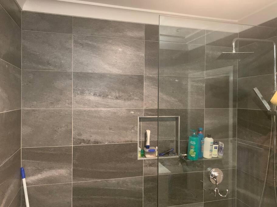 4BR Exec large house close to shops,train & buses